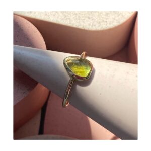 Złoty pierścionek DIUNA z zielonym turmalinem a’la serce