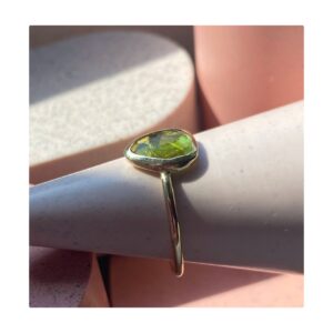 Złoty pierścionek DIUNA z zielonym turmalinem a’la serce