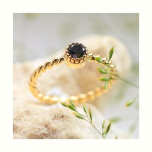 Pierścionek LUNA z czarnym brylantem – złoto 585