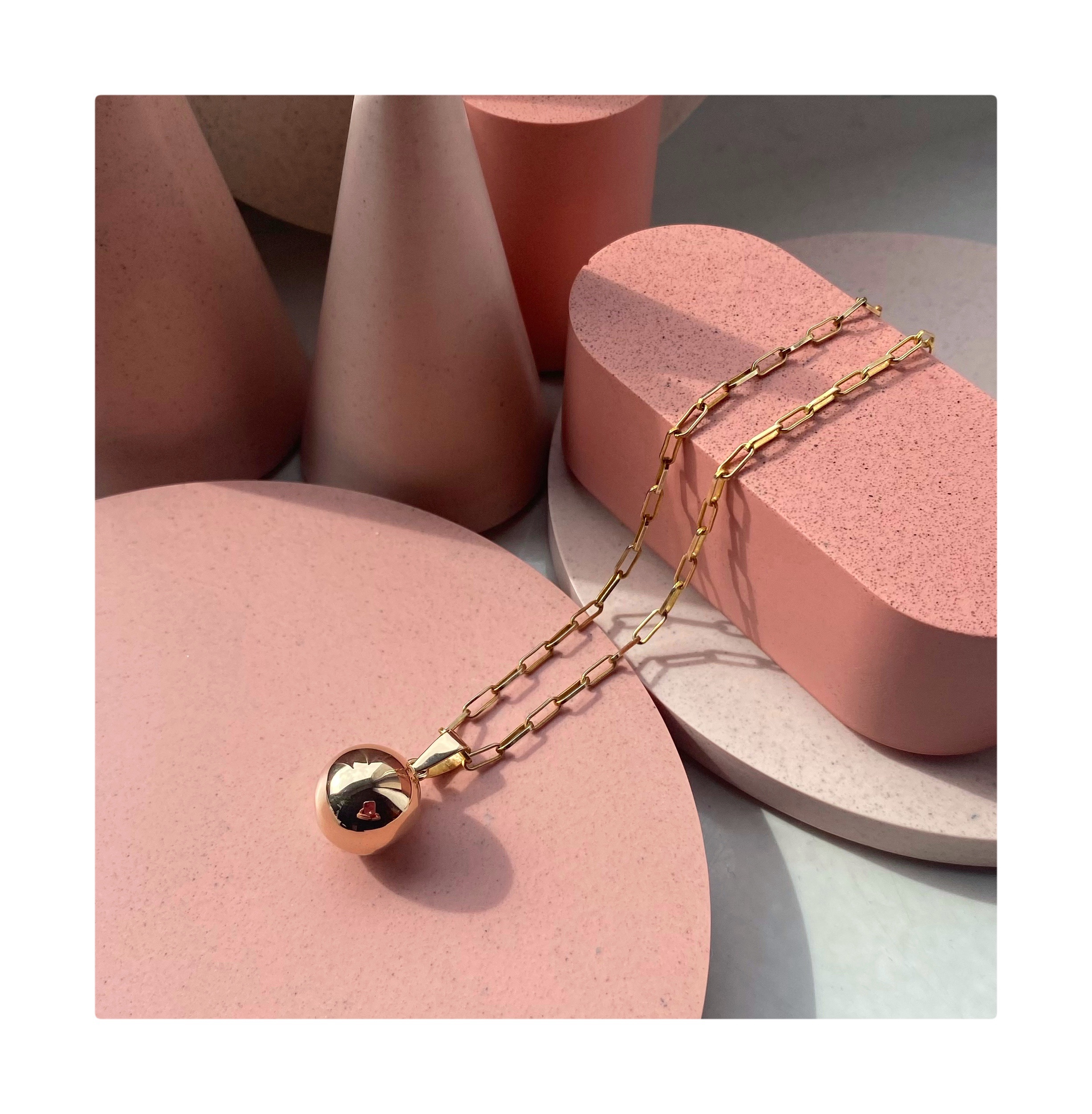 Ręcznie wykonana złota zawieszka BELLE