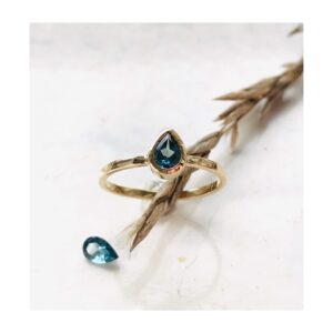 Ręcznie wykonany złoty pierścionek LACRIMA BLUE 01