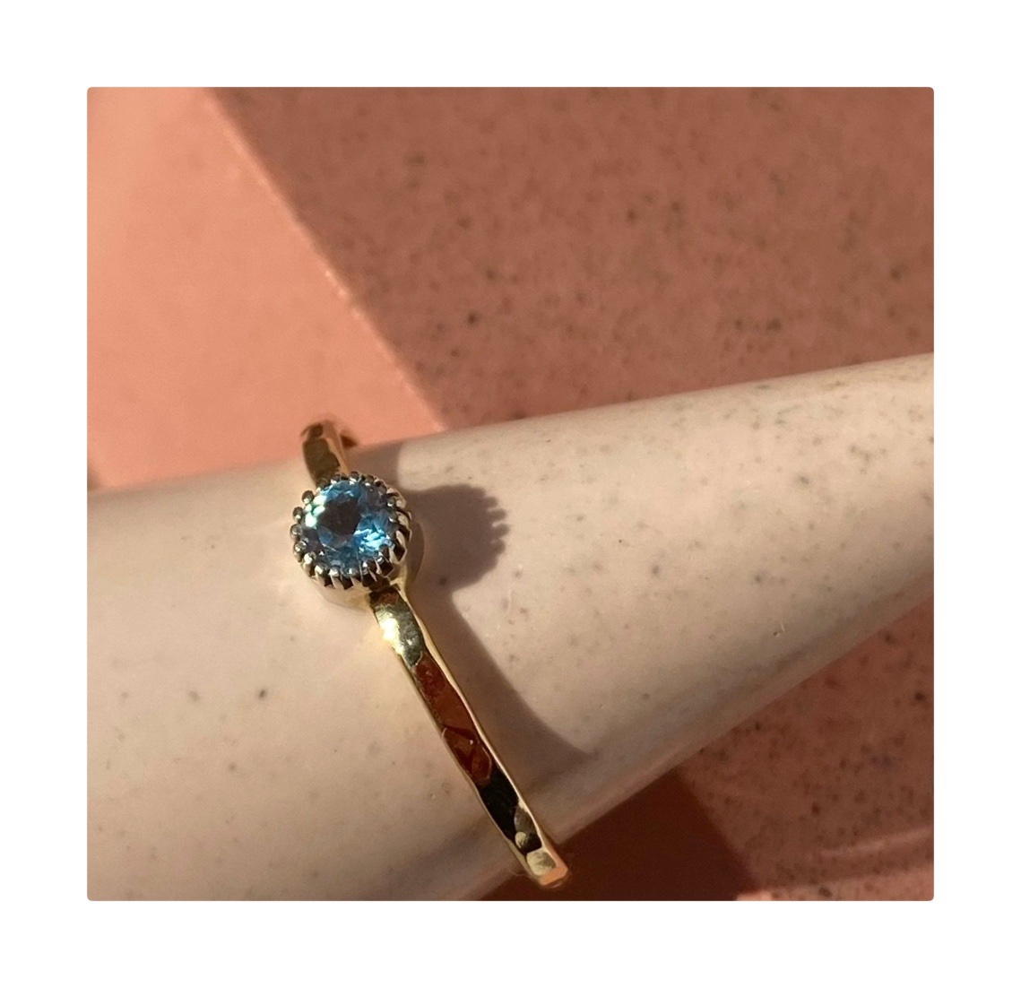 Złoty pierścionek LUNA z naturalnym topazem swiss blue – złoto 585 - obrazek 3