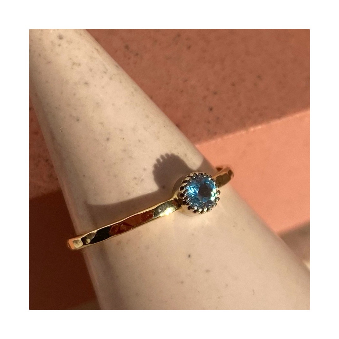 Złoty pierścionek LUNA z naturalnym topazem swiss blue – złoto 585