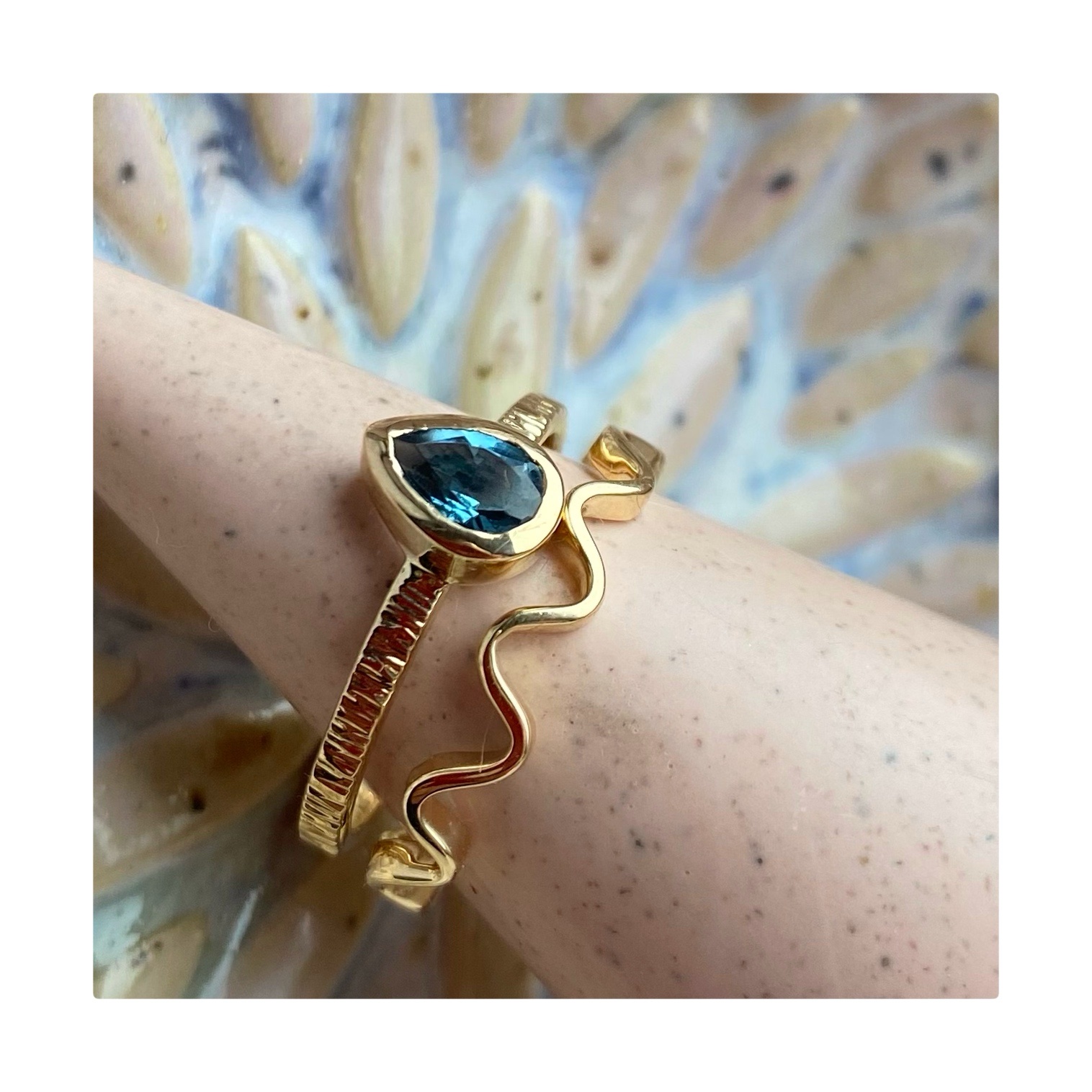 Ręcznie wykonany złoty pierścionek LACRIMA BLUE 02 - obrazek 2
