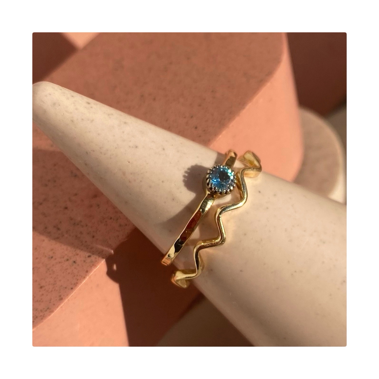 Złoty pierścionek LUNA z naturalnym topazem swiss blue – złoto 585 - obrazek 5