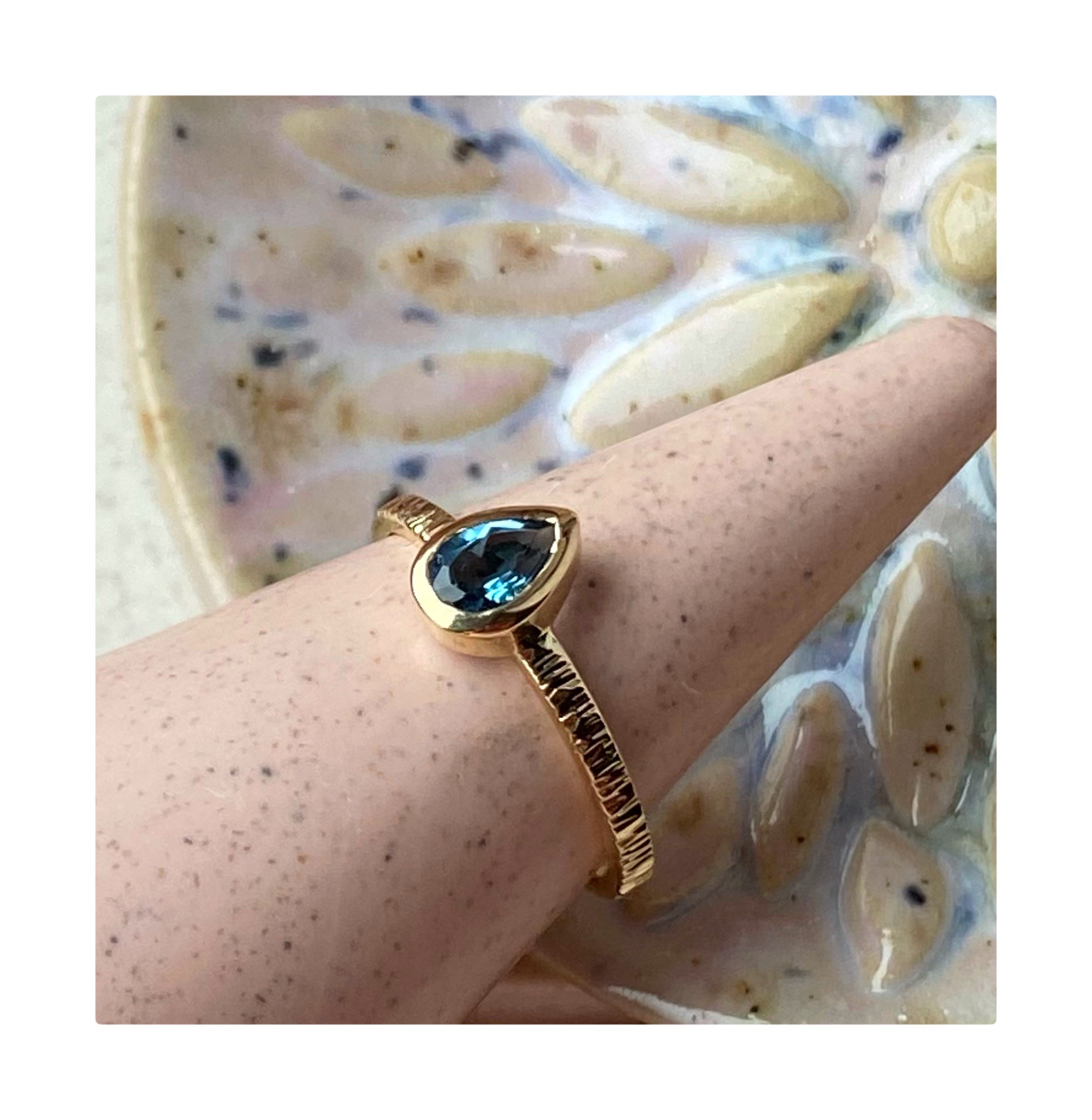 Ręcznie wykonany złoty pierścionek LACRIMA BLUE 02 - obrazek 3