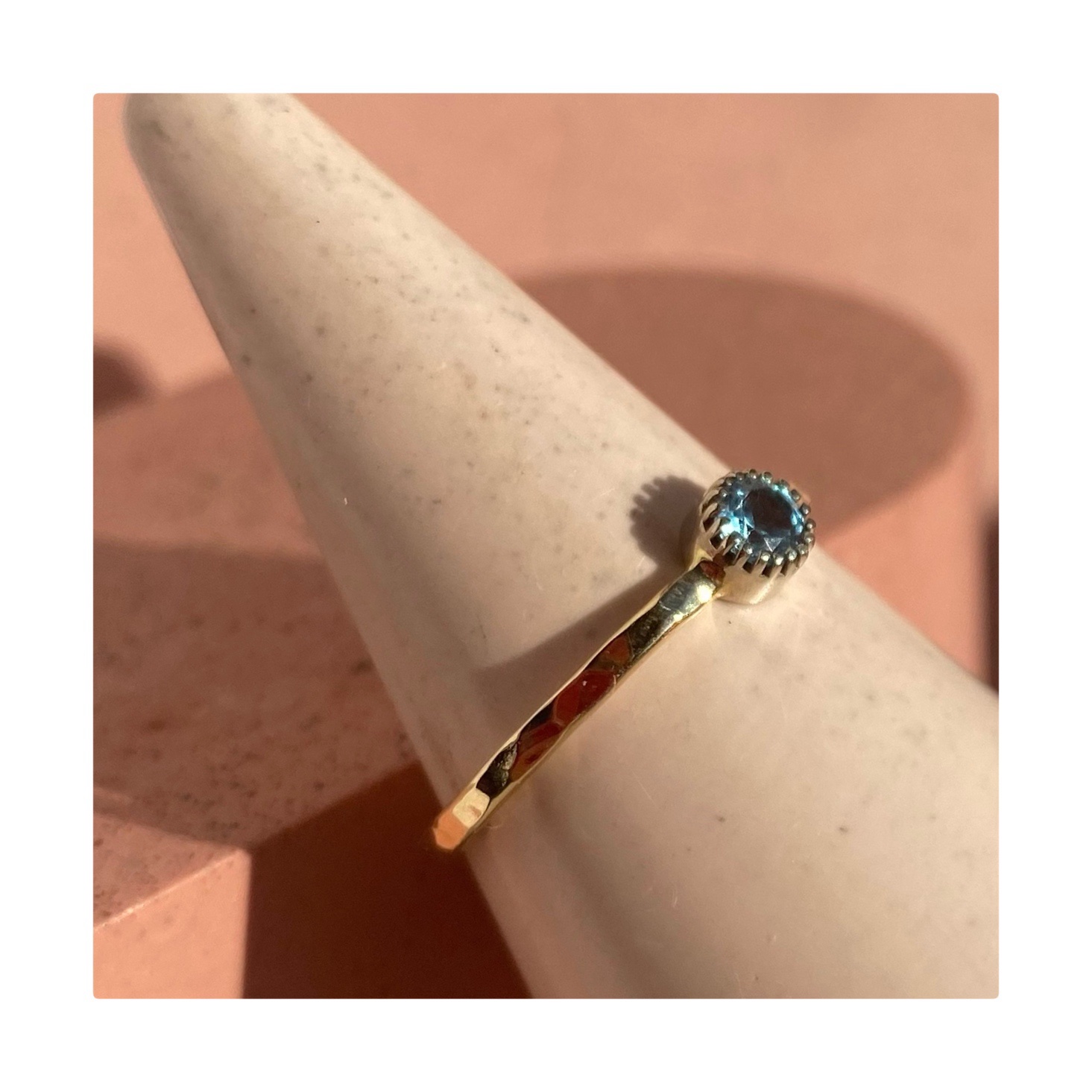 Złoty pierścionek LUNA z naturalnym topazem swiss blue – złoto 585 - obrazek 4