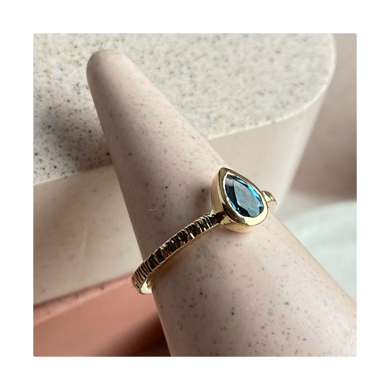 Ręcznie wykonany złoty pierścionek LACRIMA BLUE 02 - obrazek 4