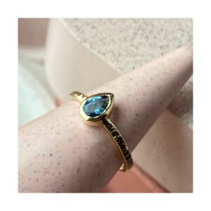 Ręcznie wykonany złoty pierścionek LACRIMA BLUE 02