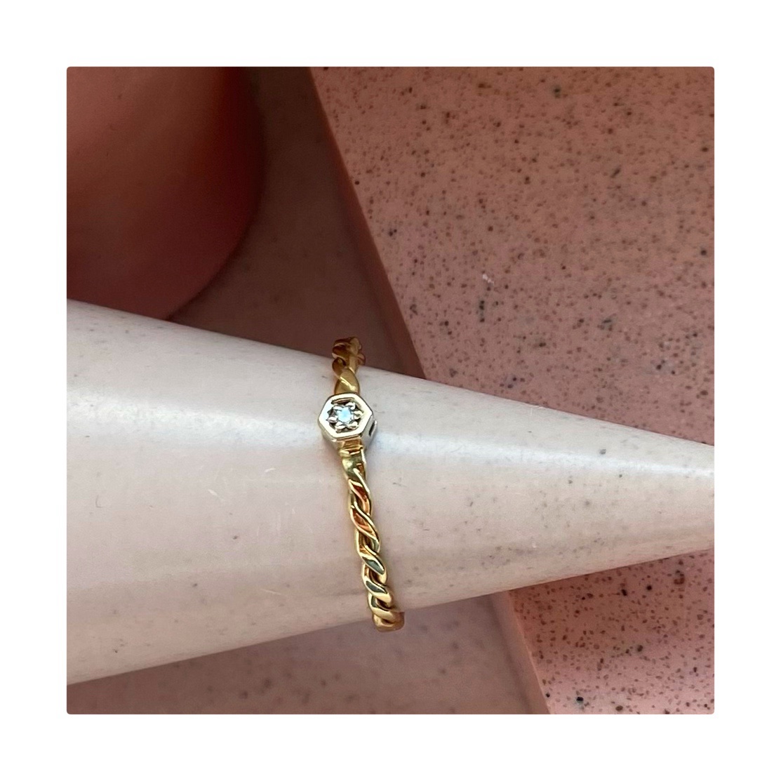 Złoty pierścionek LUNA z naturalnym brylantem – złoto 585 - obrazek 2