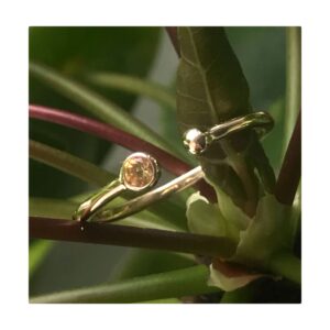 Minimalistyczny, złoty pierścionek AURA