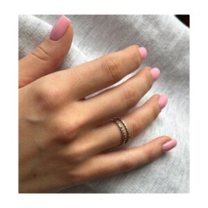 Minimalistyczny złoty pierścionek BLACK STARS z czarnymi brylantami