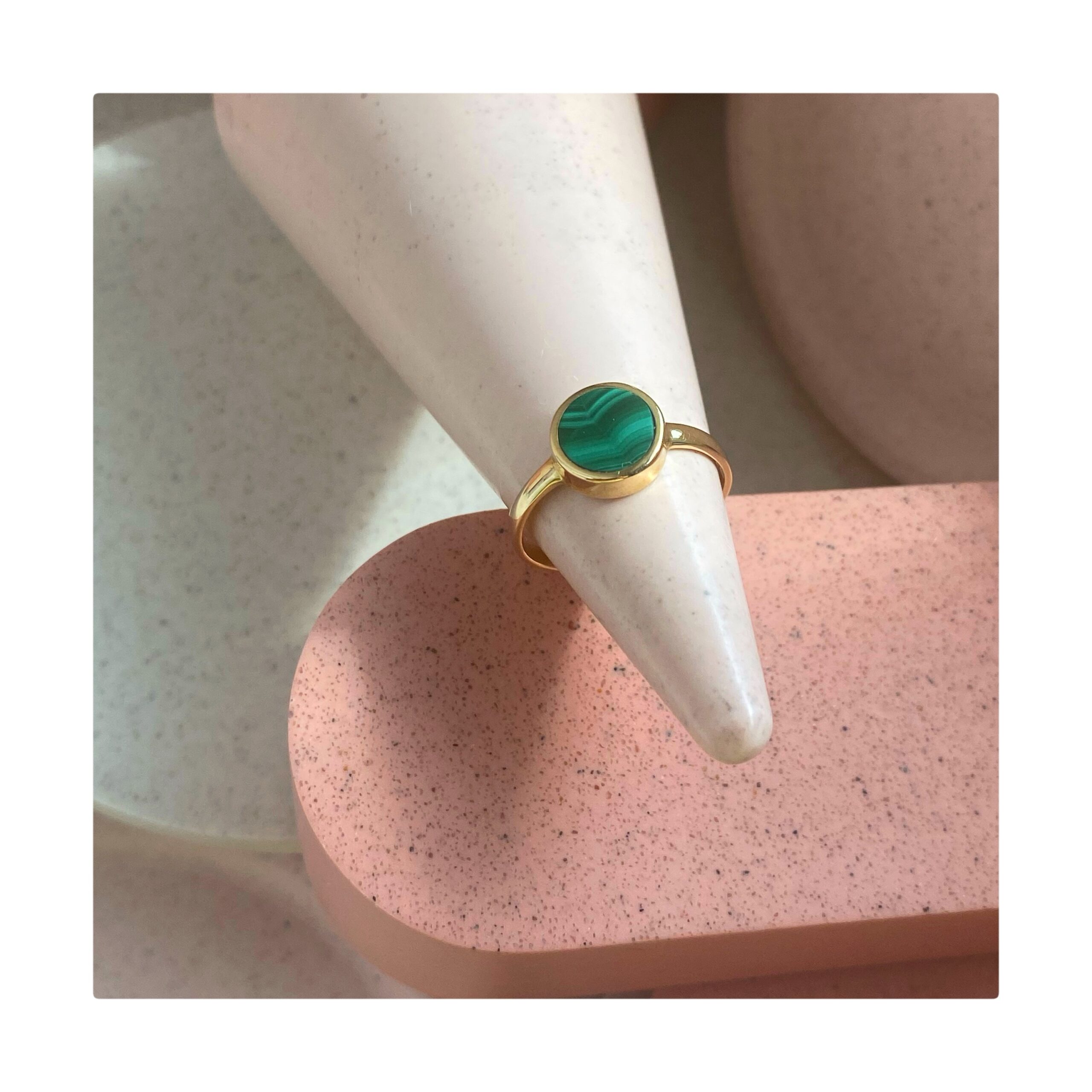 Złoty pierścionek SIMPLE z malachitem - obrazek 3
