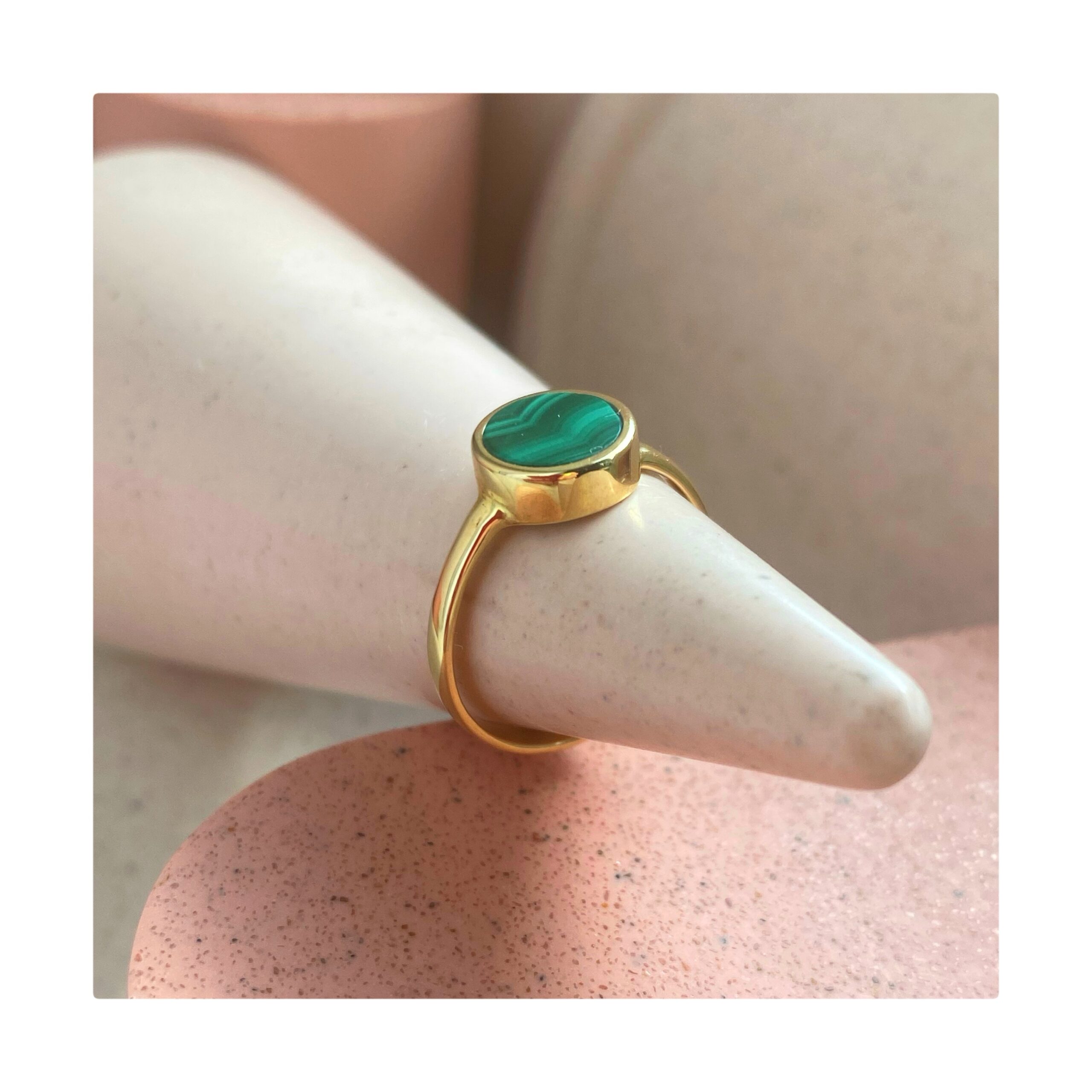 Złoty pierścionek SIMPLE z malachitem - obrazek 4