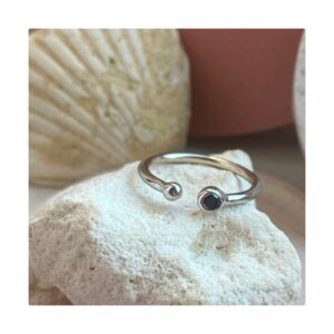 Minimalistyczny pierścionek AURA z czarnym brylantem