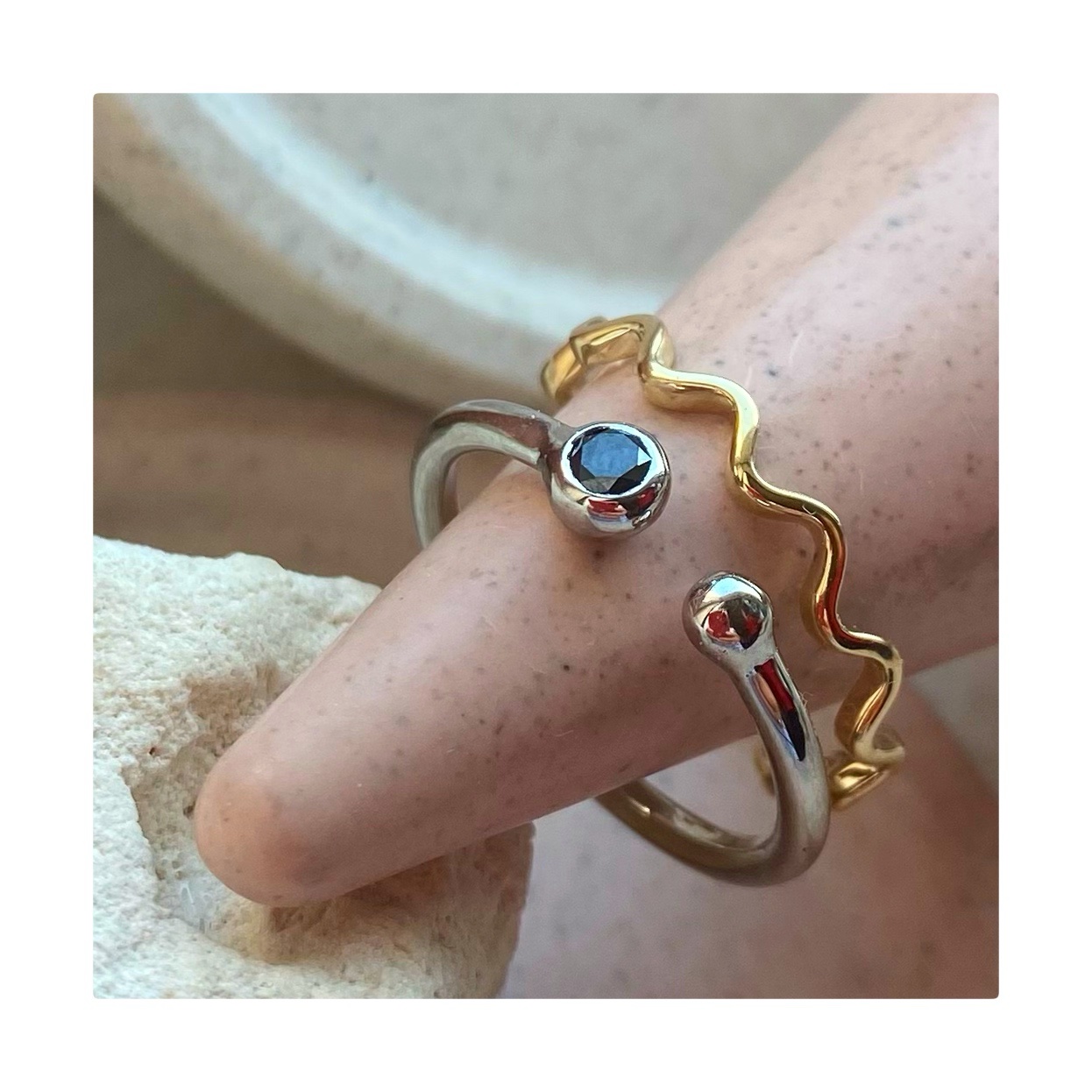 Minimalistyczny pierścionek AURA z czarnym brylantem - obrazek 2