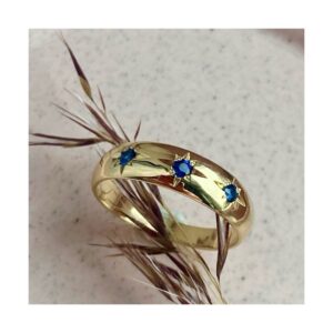 Blue Stars – złoty pierścionek- obrączka z trzema szafirami z motywem gwiazdek